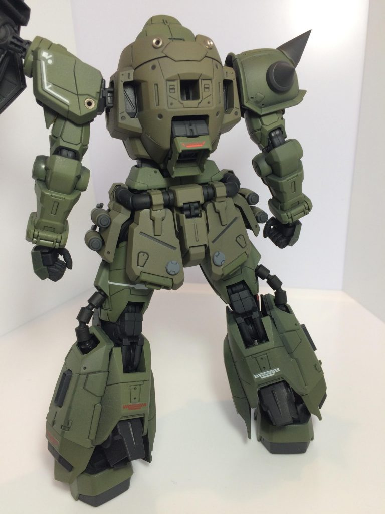 後ろです。今回はガンプラ再開して初のMGでした!今までMGはそのまま組み立てるだけしかしたことがなかったので、ある方の作品を参考に、首の高さと位置を1mmずつ変更、足を太腿の付け根で2mm延長に挑戦しました。それに伴い太腿の前後0.5mm幅増しし、プラ板や市販パーツ、パネルライン、切り欠き、丸モールド等々で各所ディテールアップしてます。今回ガナーウィザードは自分設定では試験機体の段階のため、武装はライフル、ビームトマホークのみとしました。決して面倒になったわけではないです😅