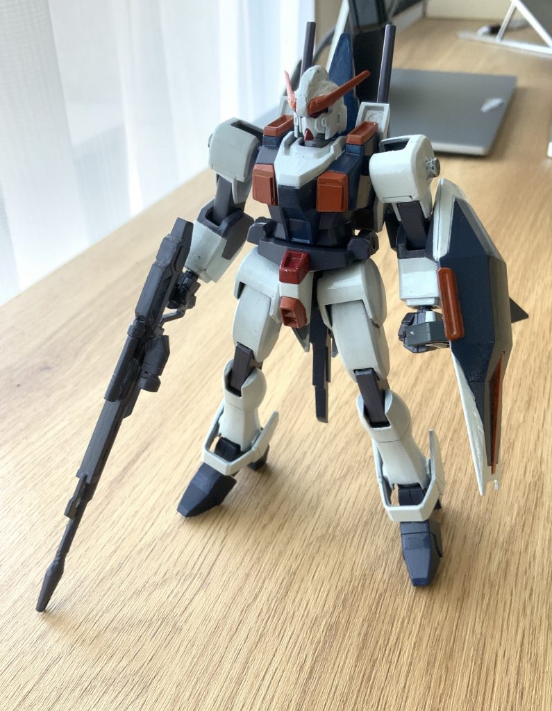 今回のカラーリングは次に作る AOZ関連のガンプラのお試しを兼ねています。奇しくもガイアは可変MSなのでT3部隊で試験しているコンセプトにしようかと思いましたが、地面を犬のように走るとコクピットがとんでもない動きをするので強化人間以外乗れませんね。