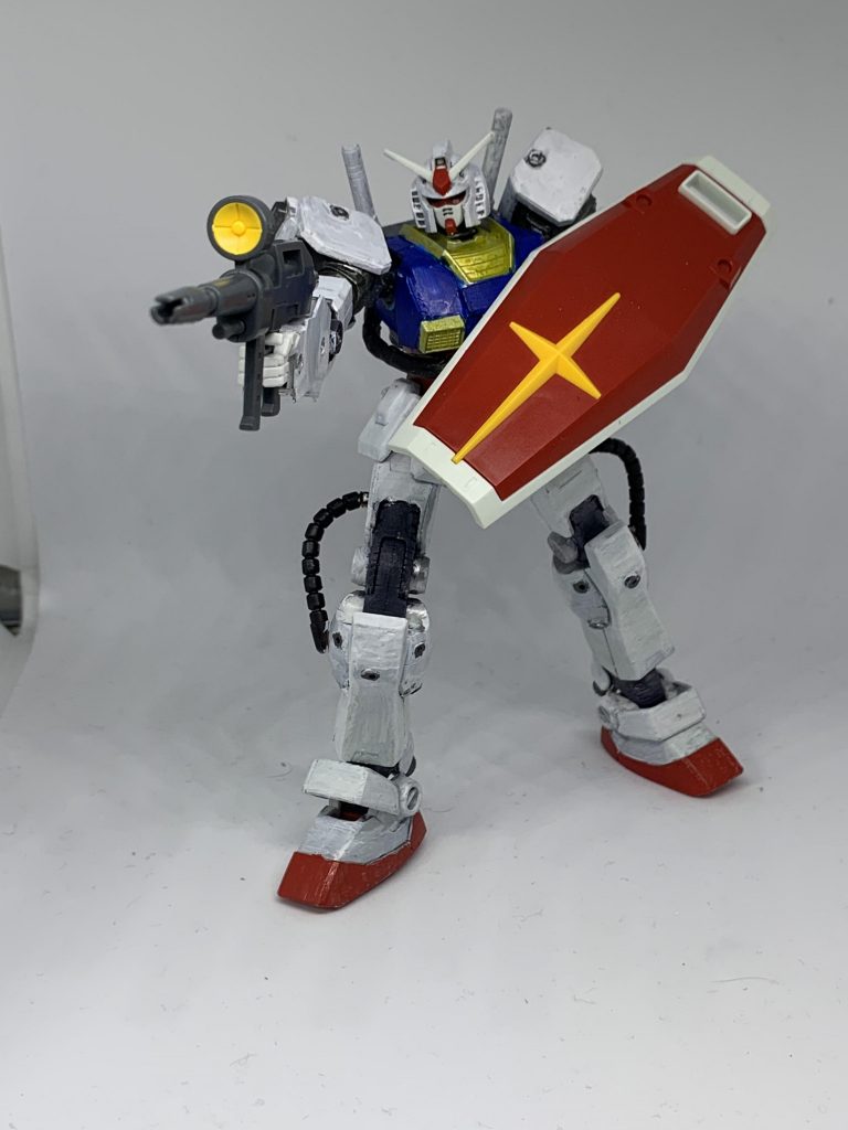 手はサンダーボルトの陸戦ガンダムの物をそのまま付け替えられます。ガンダムにはビームライフルが似合います