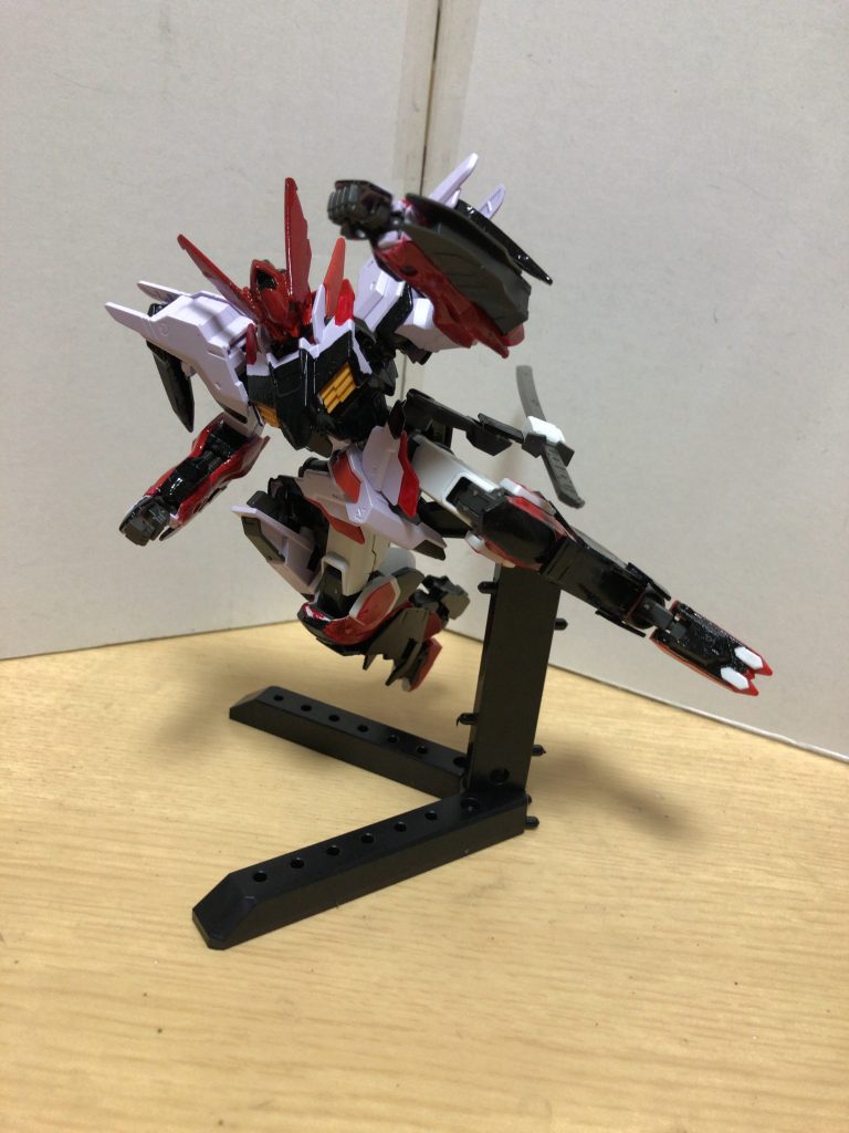 足の付け根にあるクローこれはただ蹴るだけじゃなく引っ掻くために取り付けられた武装である
    +