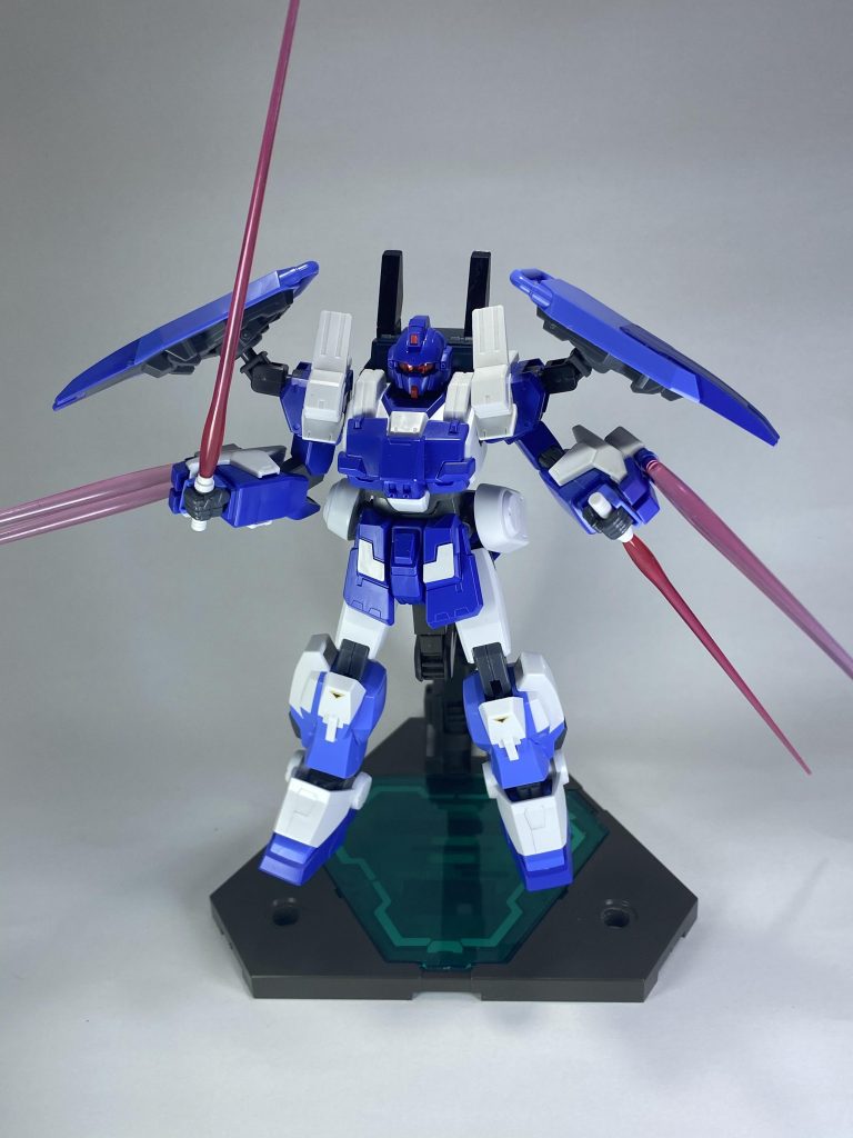 使い道はよく分からないが、ビームサーベル六刀流も可能で恐らく振り回したり急な明滅で敵の不意を突く為に用いられる