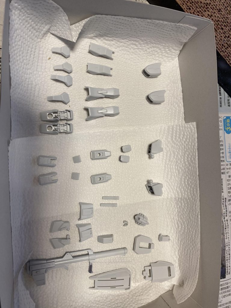 サフなしで、サッとガンダムカラーのホワイトを吹きました〜