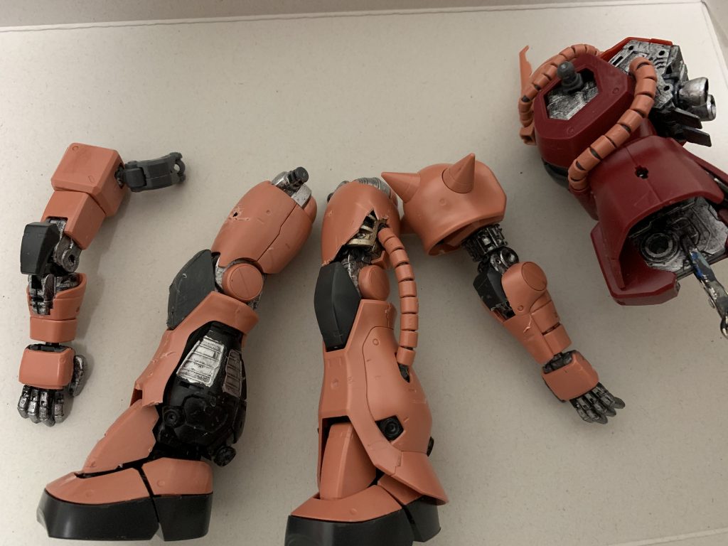 内部フレームを黒立ち上げで色々な金属色で塗装、わざと装甲を引っぺがして露出度を上げていく