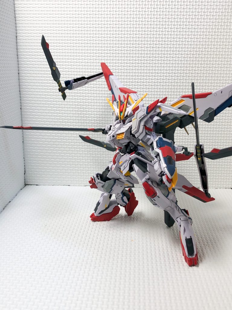 バスタードメイスから大太刀を構えさせ、本機の特徴とも言えるサブアームを展開させました。こうしてみると、ヒロイックな感じからモンスターチックにシルエットが変わるのが面白いですね。