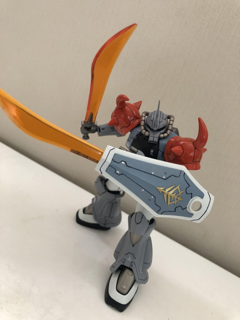 シールドにサーベルをマウントしたままでもサーベル刃が展開出来るようにしてみました。