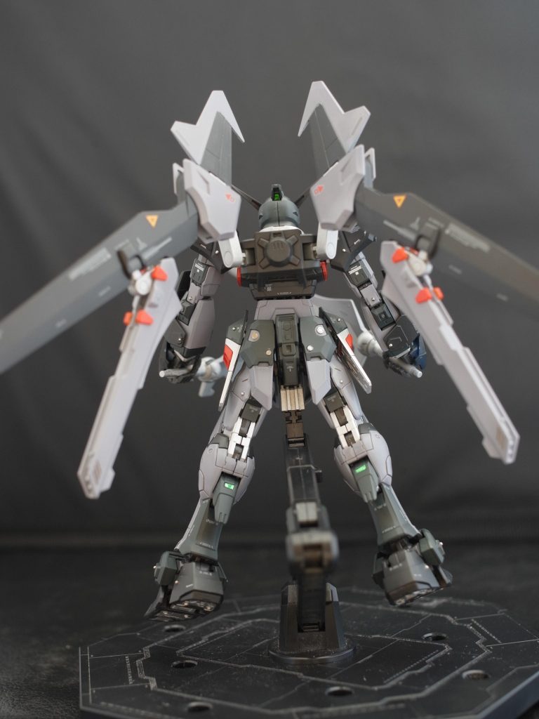 後ろ姿もかっこいいです。
余談ですが、RGのABS素材に塗装するとバッキバキになるので、
今回はその部分には何もしてません。
あまり表に出てないので、何もしなくていいんだと実感しました。
ゼータの肩とかアストレイの塗装で、これまで何回泣いたことやら。
足裏はマスキングで色分けしてます。