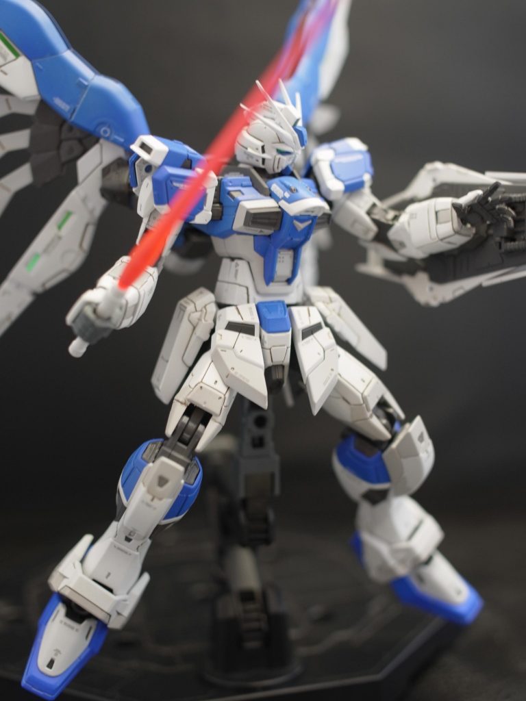 塗装を何度も繰り返したので各関節部分がキツキツです。
塗装はげが怖いので、雑なポージングとなりました。