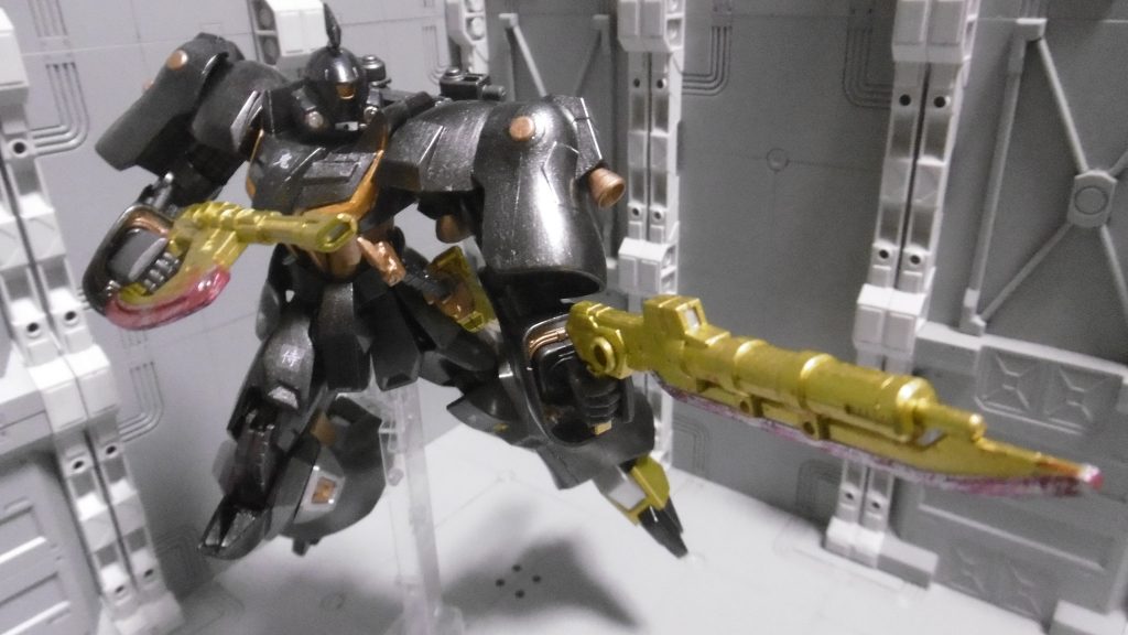 近・中距離戦用兵器。
ヤクト・ドーガの手首だと安定保持が出来なかったので、次元ビルドナックルズ丸（平手の指にモールド入ってない方）に変更しました。
平手も塗装はしてあるものの、あまり使わないですね。
袖口も別のメタリックカラーで塗り分けしています。