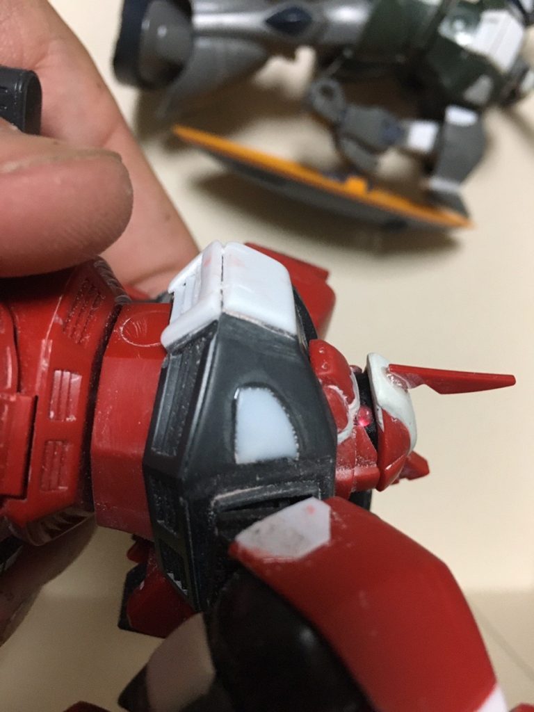 頭部付近もプラ板やパテなので整形