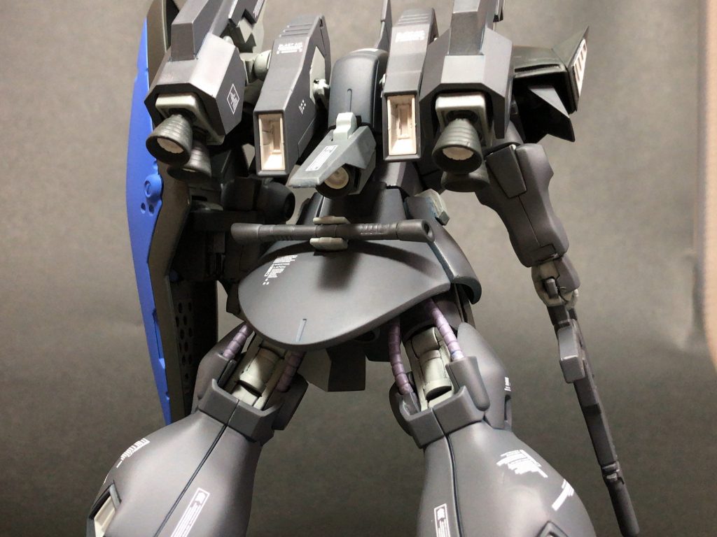 背面はプラプラントブースターをジャンクパーツからでっち上げました。
シールドはhgucゲルググMシーマ機から拝借。