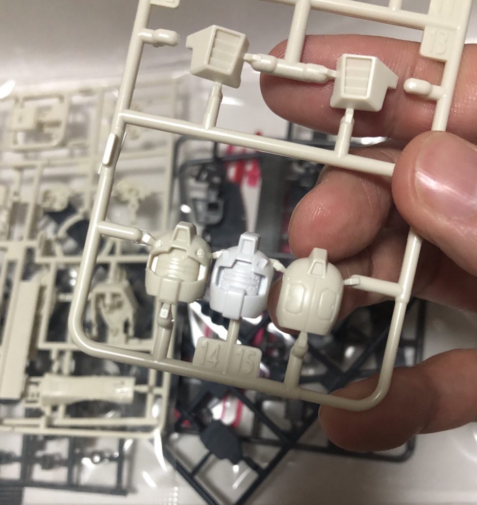 サンボルジムよりもナイトシーカー付属の頭部の方が小顔でした、歴代で一番小さいのでは?マスクが付くとほとんど見えないのですが、今回はバルカンの形状を残すためにサンボルジム頭を調整して使用しました