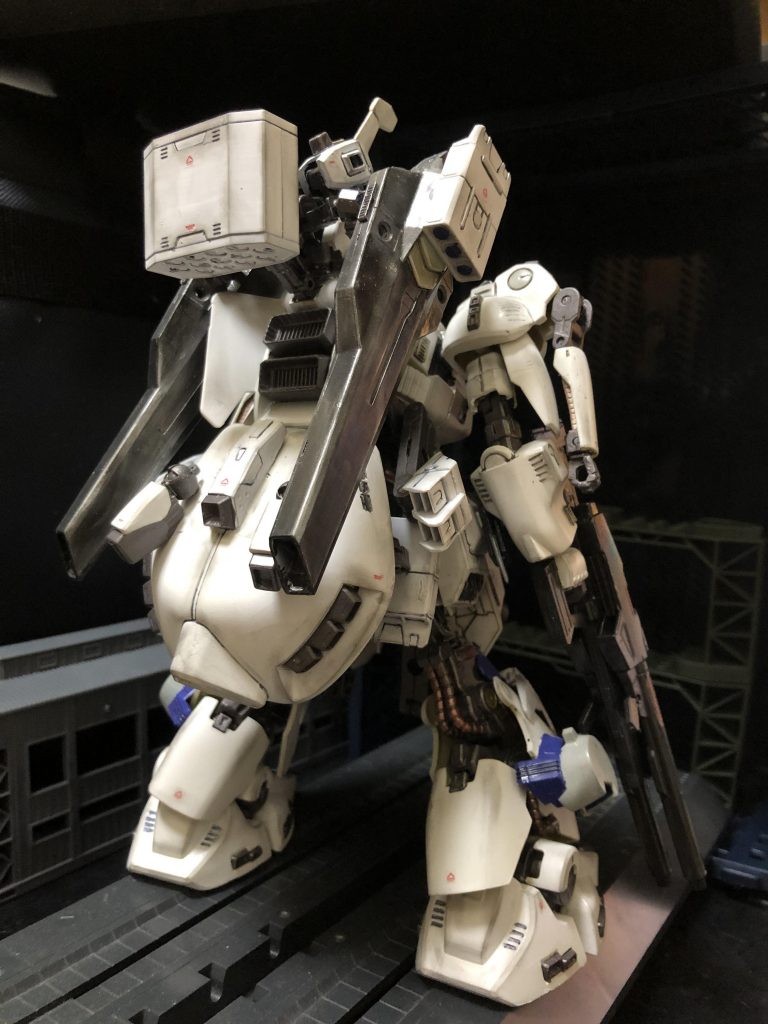 oyz「シロッコ様、貴方はTVでも映画でも、スイカバーをお腹から食べて、お亡くなりになってしまいました。」シロッコ「何?それが現実だと?」oyz「そう、その通りです。以前の世界と今の世界が違うのは、ここに私がいるかどうかです。私は、その歴史を改変する為この世界に来たのです。その夢の感覚、それは決して夢では無いのです。」シロッコ「そんな馬鹿な...。だが、確かに、あの生々しい感覚....。私がプレッシャーを感じるあの感覚は、まるで現実の様だった。にわかには信じがたいが、貴様の話を聞いて判断するのもいいだろう。」oyz「ありがとうございます。今回の“THE–O Weiber−Teufel”はそういった想いで制作しておるのです。」シロッコ「フッ、“Weiber−Teufel”“白い悪魔”とはな...。面白い、いいだろう。」oyz「それでは解説にいきます。」『THE–O Weiber−Teufel』型式番号PMX-003-KaiTHE–Oはティターンズの新たな指導者となったパプテマス・シロッコが専用機としてジュピトリス内で独自に開発した重モビルスーツ。名前の由来は「theology(神学)」の略語であり、それが意味する所は「神の意志」である。従来のMSの面影を感じさせない程、非常に大型で重厚なシルエットが特徴だが、その外見とは裏腹に、各部に合計50以上装備された姿勢制御用のアポジモーターを大型艦並の出力を誇るジェネレーターにより稼働させている他、簡易サイコミュの一種であるバイオセンサーが搭載されている。これはZガンダム等に搭載されている同名の物とは異なり、シロッコが独自に開発したシステムであり、彼以外には使用できない。これにより本機は同時期の他MSと比べ圧倒的なまでの反応速度、追従性能を得ている。oyz「以上、コピペによる概要になります。」シロッコ「うむ。この私のニュータイプ能力を発揮するのに、相応しい機体だな。」