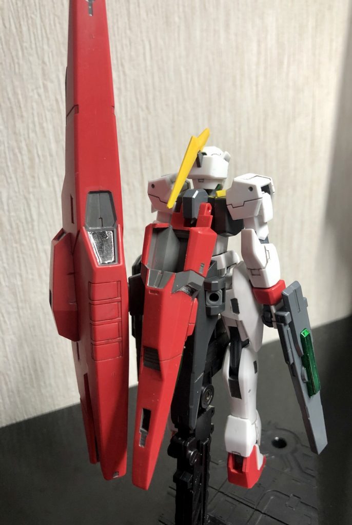 毎回恒例のフロント&リア
背部のバインダーがデカすぎて両方つけたまま写真を撮るとバインダー以外写らないので、片側外してます。
ぶっちゃけ説明書を見ながら塗装箇所合わせるのに両方バインダー付いたままの画像でリアはほとんど他所の作品やレビューを参考にしてきました