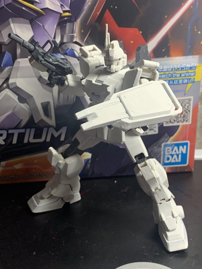 ホワイトのベースカラーで全身を塗った状態。この状態でしばらく放置してましたw途中で投げ出してなかったらもう少し早く完成してた。