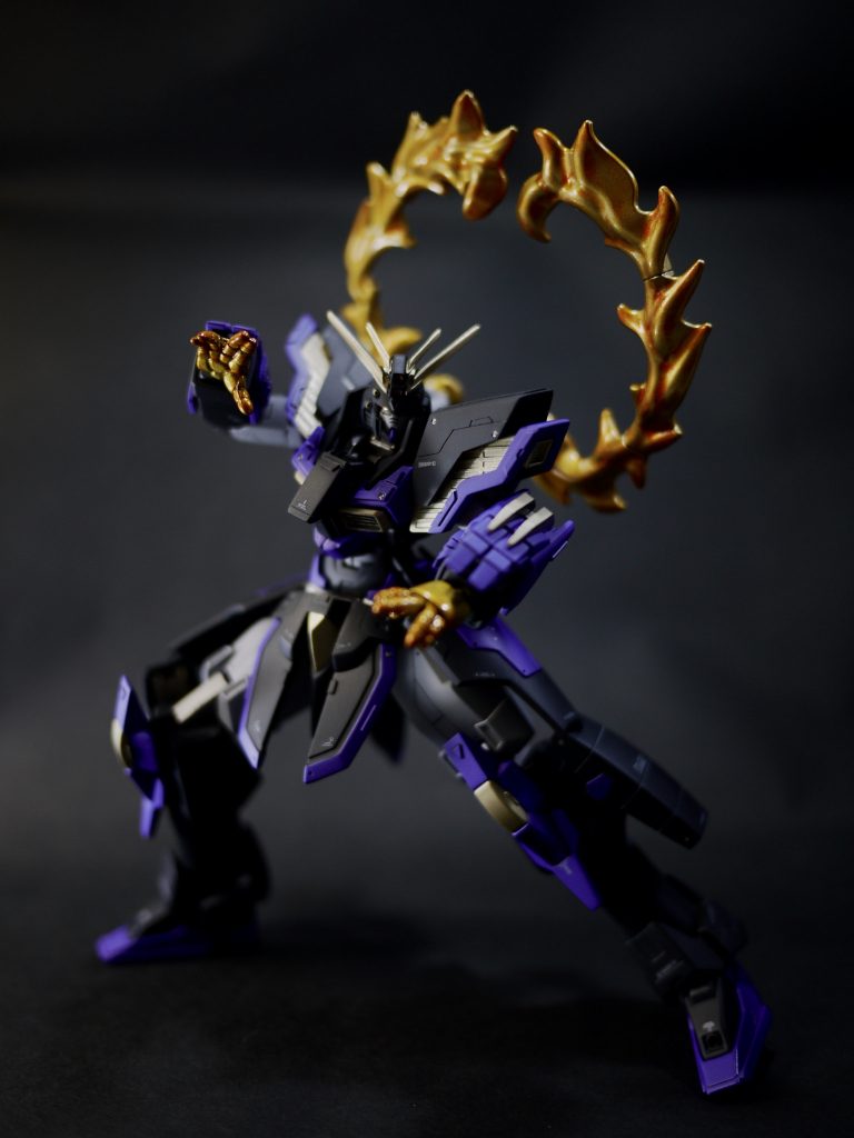 背面は差し替えられるように加工をしているので、エフェクトパーツもつけられたり、ゴッドのパーツもつけられたりと、プレイバリューが広がりました。(下の画像参照)