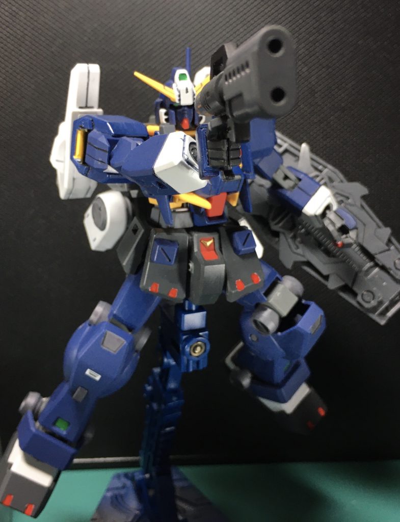 システムウェポンキット005、008のシールドとビーム・スプレーガン、Ez-ARMSのバックパックを装備。
 シールドには本来ニールドクローが付属していますが、ニードル基部がビーム・サーベルとして利用できそうなのでニードルを廃止、クローの3mm穴をランナーで埋めています。