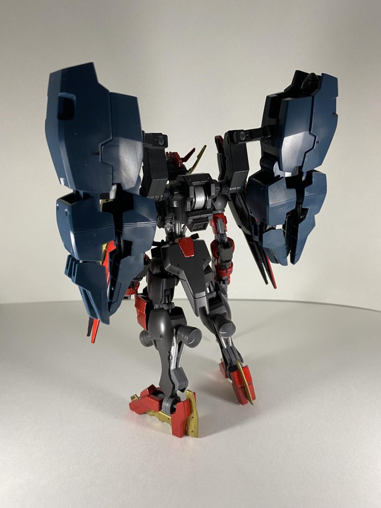 【背面】素体のシンプルさとバックパックの厳つさのコントラスト。ガンダムフレームの背面は独特の色気があります。