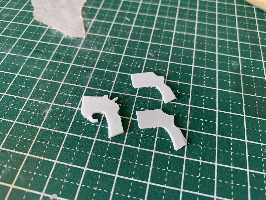 ハンドマグナムはプラ材からのスクラッチです。1tを0.5tで挟み込み、銃身はランナー、シリンダーはモビルパイプφ4.5を使用しました。