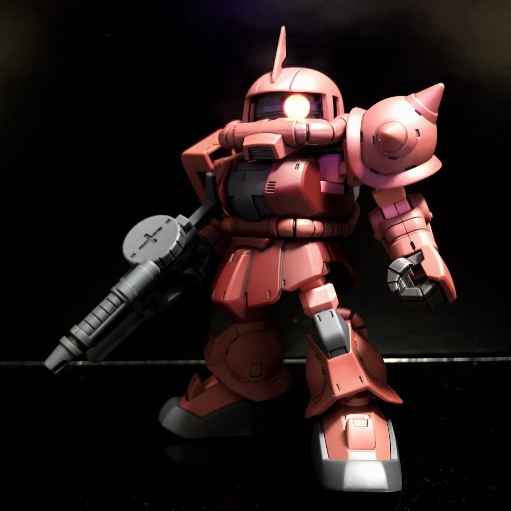 付属のCSフレーム（ダークグレー）ではなく、別売のレッドを使いました。実際には装甲と色がかなり違うどピンクで違和感があるのですが、写真だと良い感じに写っています(^^;マニピュレータをグレーに塗った程度で、あとは墨入れとツヤ消しトップコートだけです。お気楽に(^^)余ったグレーのCSフレームは別のやつに使う予定です。