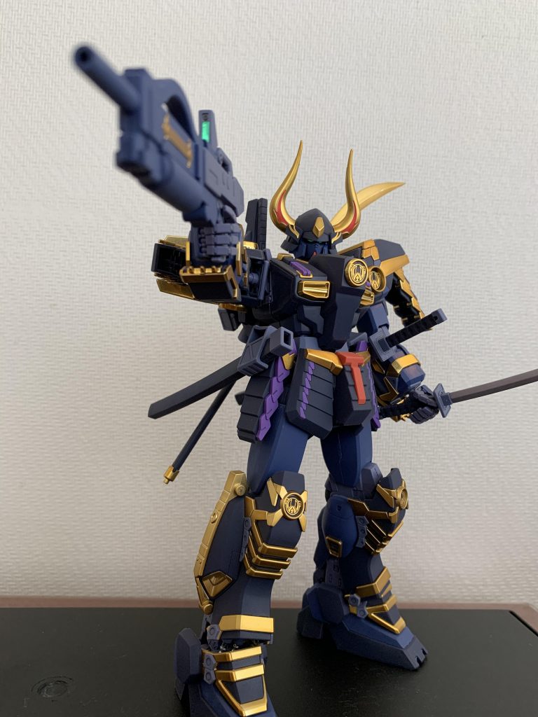 見た目がカッコいいため、シンプルなポーズでも凛々しい姿になりますね！