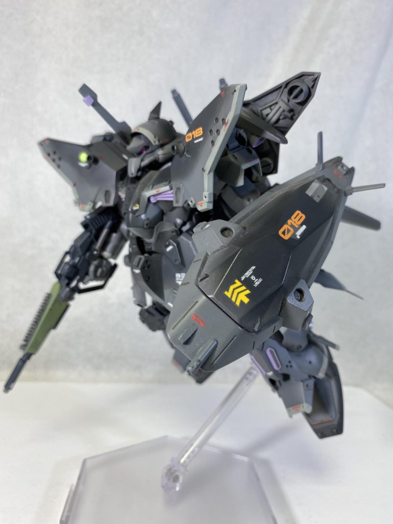 飛行展示で。
シールド先端に機銃、後方に安定翼を追加して
航空機感を。