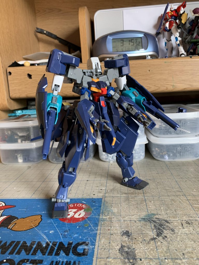 ヘイズルのシールドとハイゼンスレイⅡの肩ビームキャノンを副腕の装備として使用。それから膝下をヘイズル2号から持ってきました。接続は3mmランナーを差し込むようにしています。