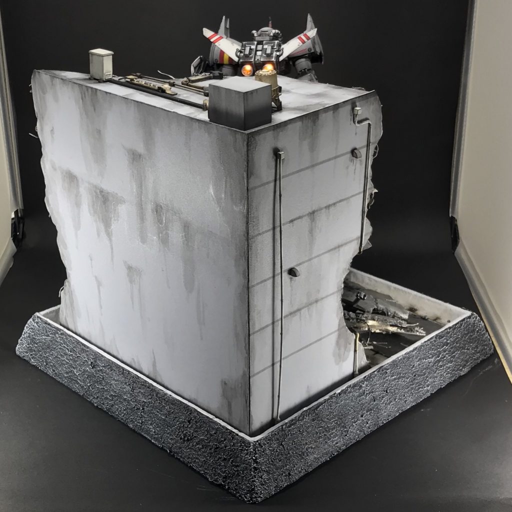 後ろからです。ビルに窓がない、、、