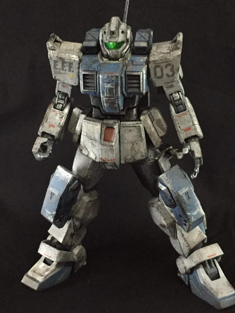 元々は職場で知り合った同期とジムを使ってオリジナル機体を作る…というコンセプトで作成した気がします。実は筆で雑塗り。