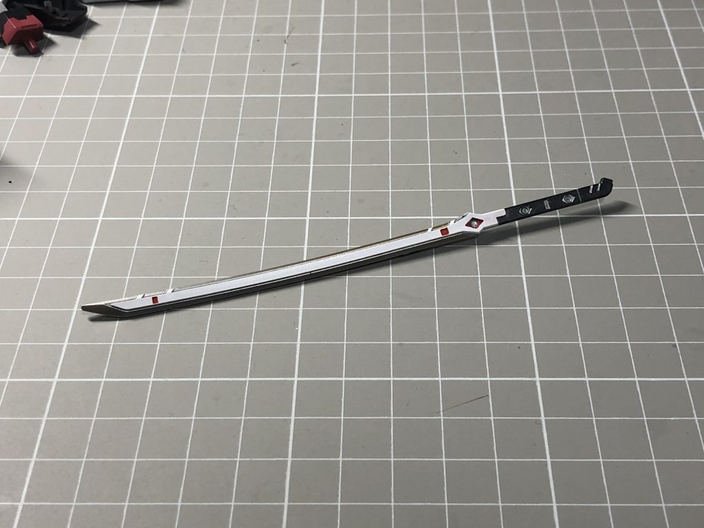 終わり間際になってやっぱり剣が欲しい！！ということでジャンクパーツからあさり出したバルバトスの太刀をガッツリ塗装。
塗り分けをしっかり行うだけでもオリジナルの武器になってくれますね。