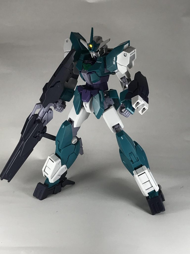 ネットの作例で見かけた、モールド部をシルバーで塗装するという表現を真似してみました。頭部センサーも百均のネイルシールを貼りつけてディティールアップ