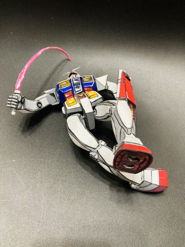 旧キットの手足をバラバラに切り刻んでアニメ劇中のダイナミックな動きを思いっきりパテ造形で曲げて表現してみました。