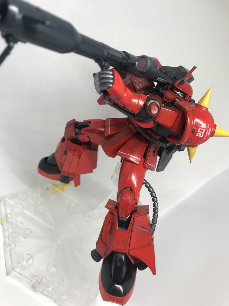 ジャイアントバズの両手構えも楽々。
最近のザクをベースにしたので腰ロールも容易です。