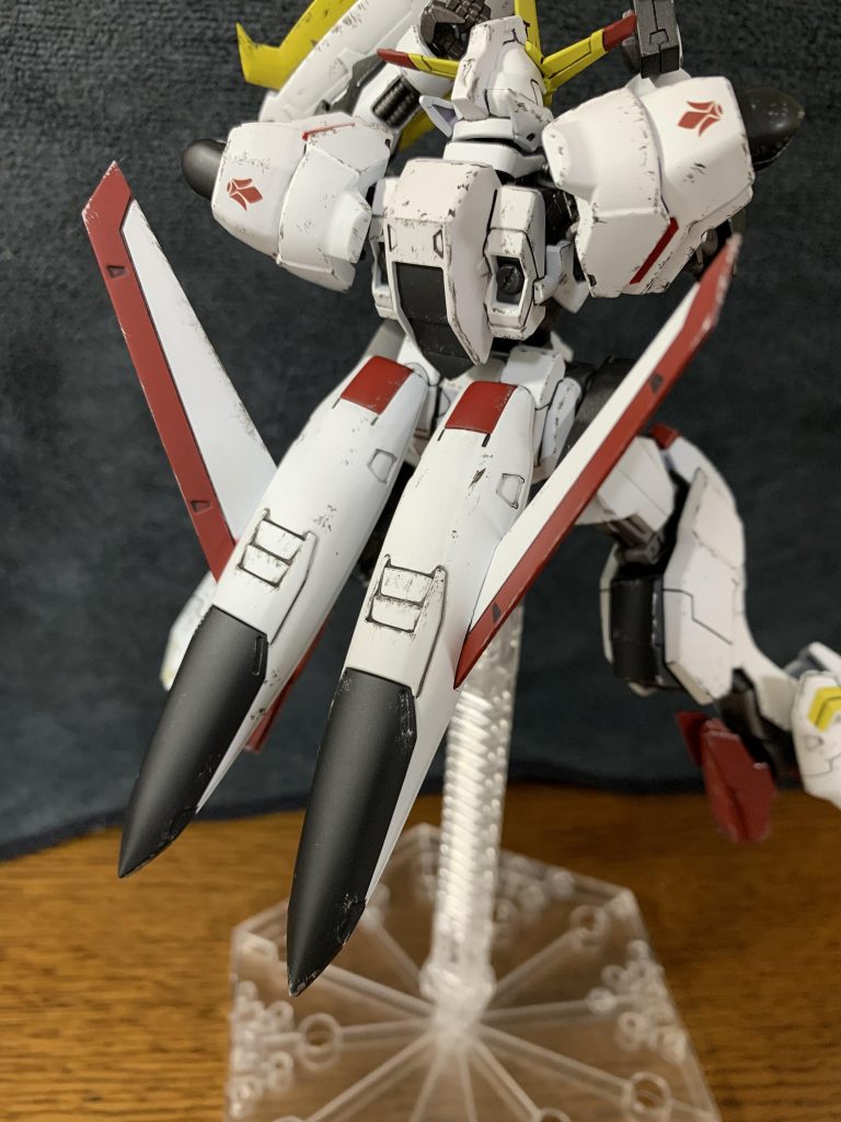 特徴的なテールバインダーですが、カラーリングのせいか、ガンダムエアマスターにでも着いてそうな見た目に。