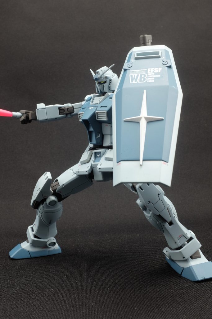 右手首が不自然な角度になっていますが、バズーカを持たせる時にグリップの可動ではなく手首の角度で自然な持ち方にしたい！という考えからウンウン悩んで、手首ブロックをつくってみた次第です。やはり不自然なのでマニピュレータ側のボールジョイントの角度を変えた方が良かったです。しかしそうするとビームライフルの持ち方がおかしくなる。嗚呼。バズ担ぐ機体でまた挑戦したいです。