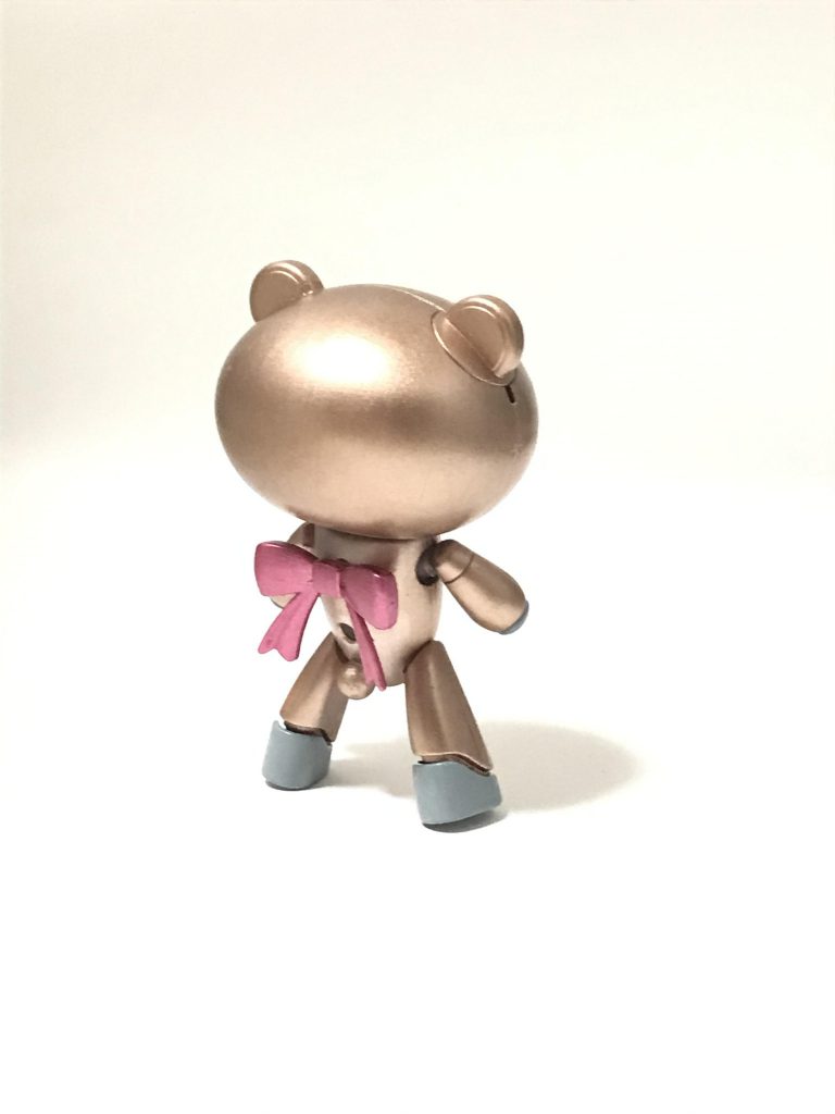 プチッガイ本体と背中のリボンはメタリックな仕上がり。ゴールドとピンクって意外と似合うんだなあと勉強になります。落ち着いたグレーもいい味出してます。