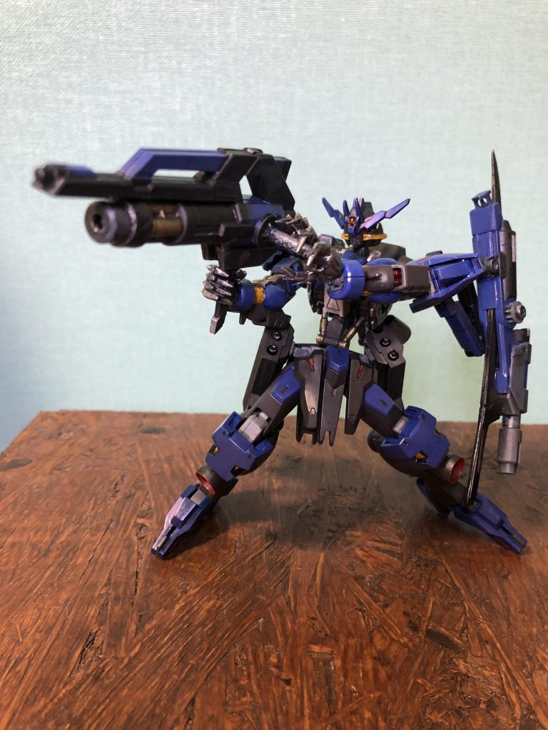 ポージングもうちょっと何とかなったろと思いますが小型ダインスレイヴです。もちろん威力は本来のものよりは劣ります。専用の弾頭を装填可能。弾はと言うと↓