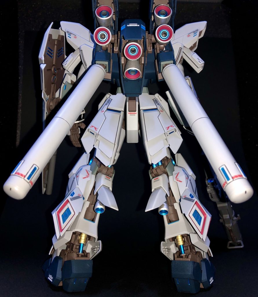 各所バーニアや関節部にはサイコフレームの光を再現