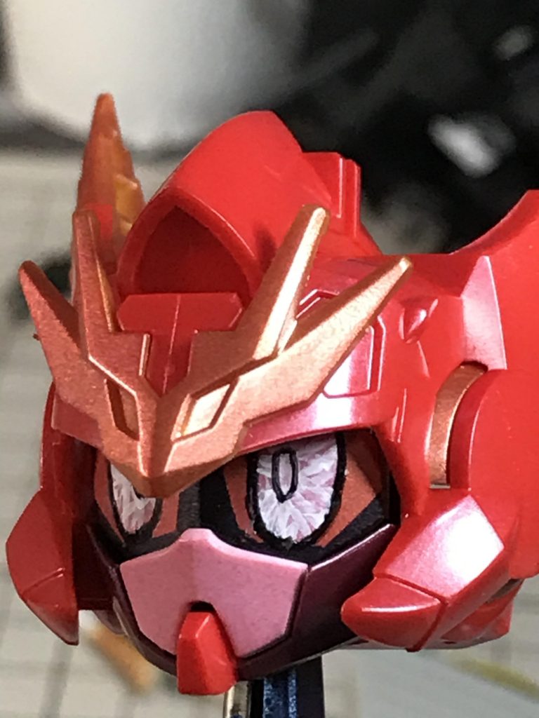 目もイノベイター風な感じで描きましたがアップで見てはいけない...😥遠目で見ればそれっぽいです
白に塗装→瞳部分をマスキングしてオレンジに塗装→白目(?)部分をマスキングして黒塗装→瞳の輪郭と瞳孔を筆塗り→白目でめちゃくちゃに線を入れてイノベイター風にしてます。瞳の輪郭や白目線はエナメル塗料を使用して修正できるようにしてます