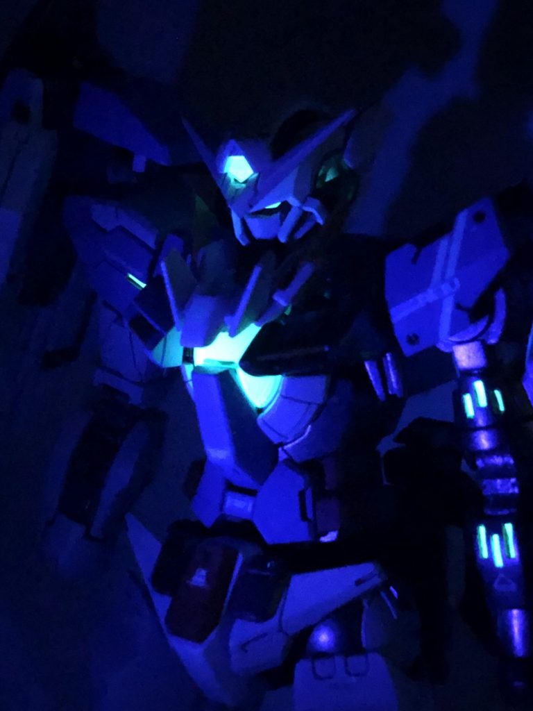 キット付属のシールに蛍光カラーを上掛けして各所に貼り付けました。ブラックライトで良い感じの雰囲気に光ります。武器の刀身も同じく蛍光カラー塗装です。ガイアノーツの蛍光グリーンの上からブルーパールをコートして、光が当たった際には青白く反射するようにしました。