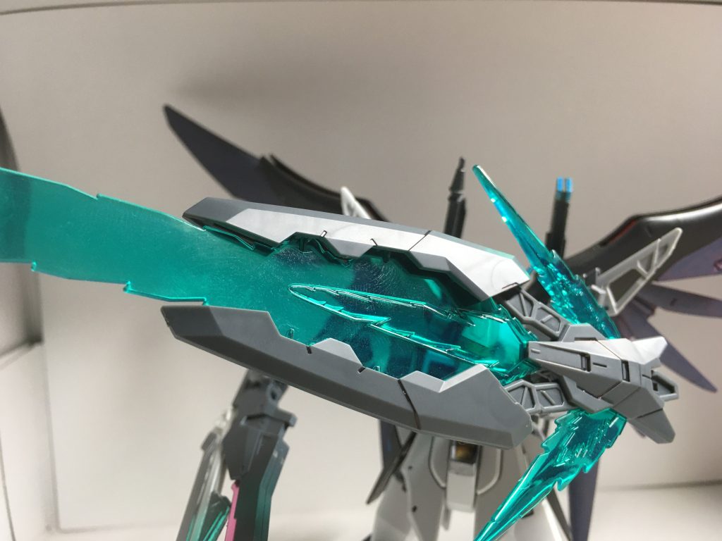 攻撃時大型ビームソードを展開