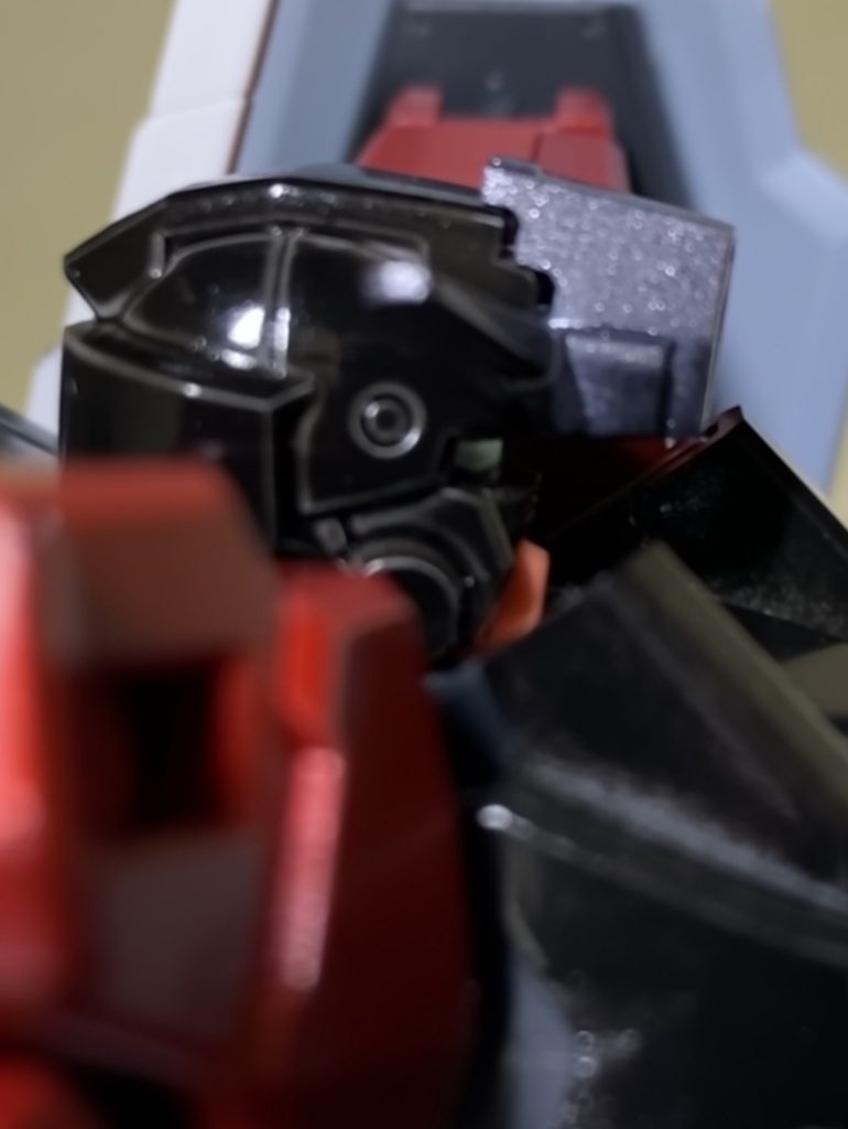 当機体は他のガンダムを違い、黒を基調としたまるで敵かのようかモビルスーツの見た目をしております。