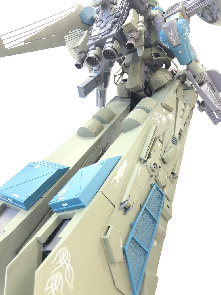 後ろから見上げた背面。バックパックはグシオンハンマーとアルビオンと1/60フォースインパルスから製作。ごちゃごちゃしたバックパックはお気に入り。