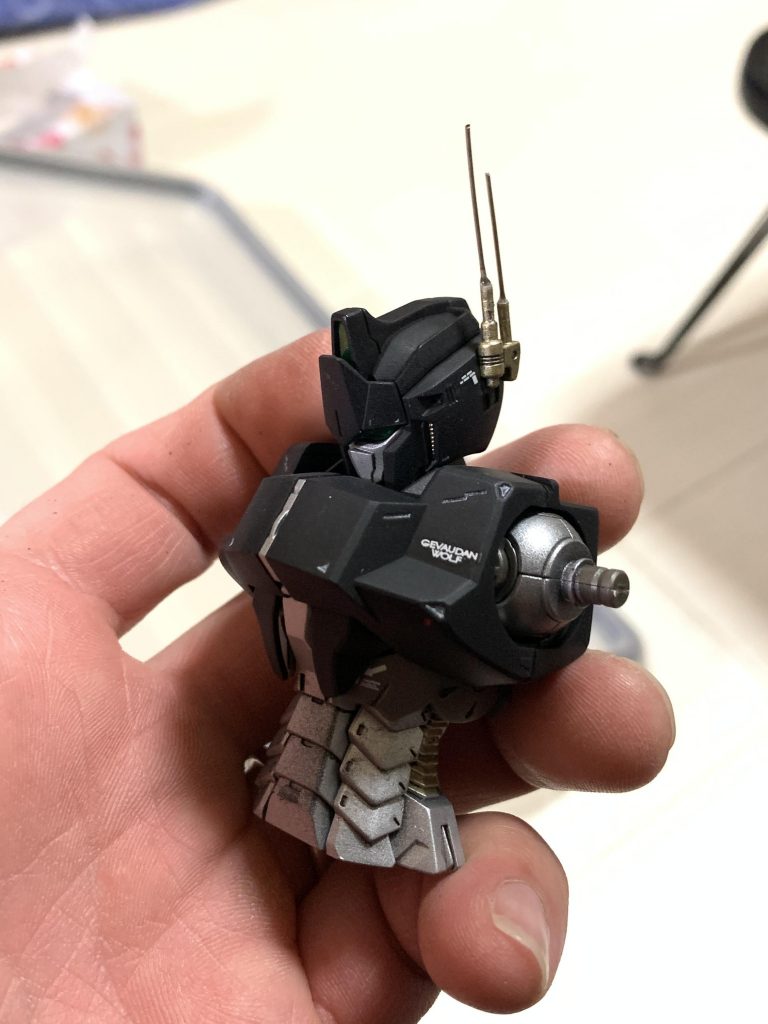 プラのアンテナは太すぎたので切り取って針金に差し替えてます。