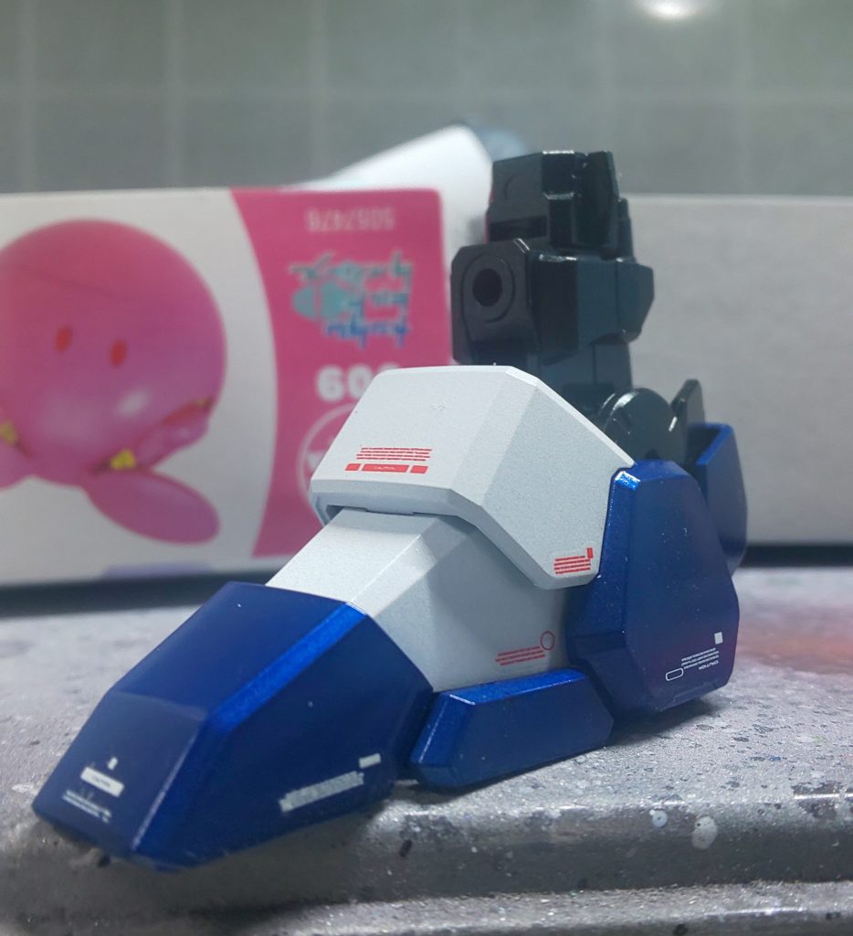 付属のデカールはフチが気になるので極力使ってません