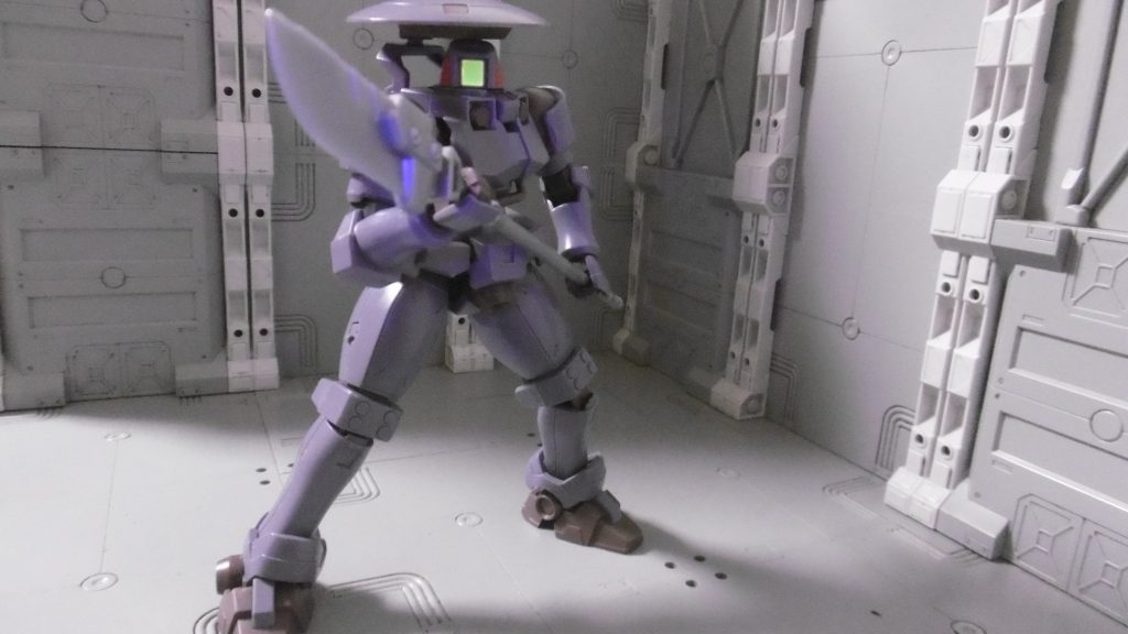 頭部はキットそのままだと殆ど動かないため、内部の干渉箇所を切ったり削ったりして左右に可動できるように。LBXの薙刀はリーオーの手首だと緩めですが、両手持ちすれば特に問題ありません。