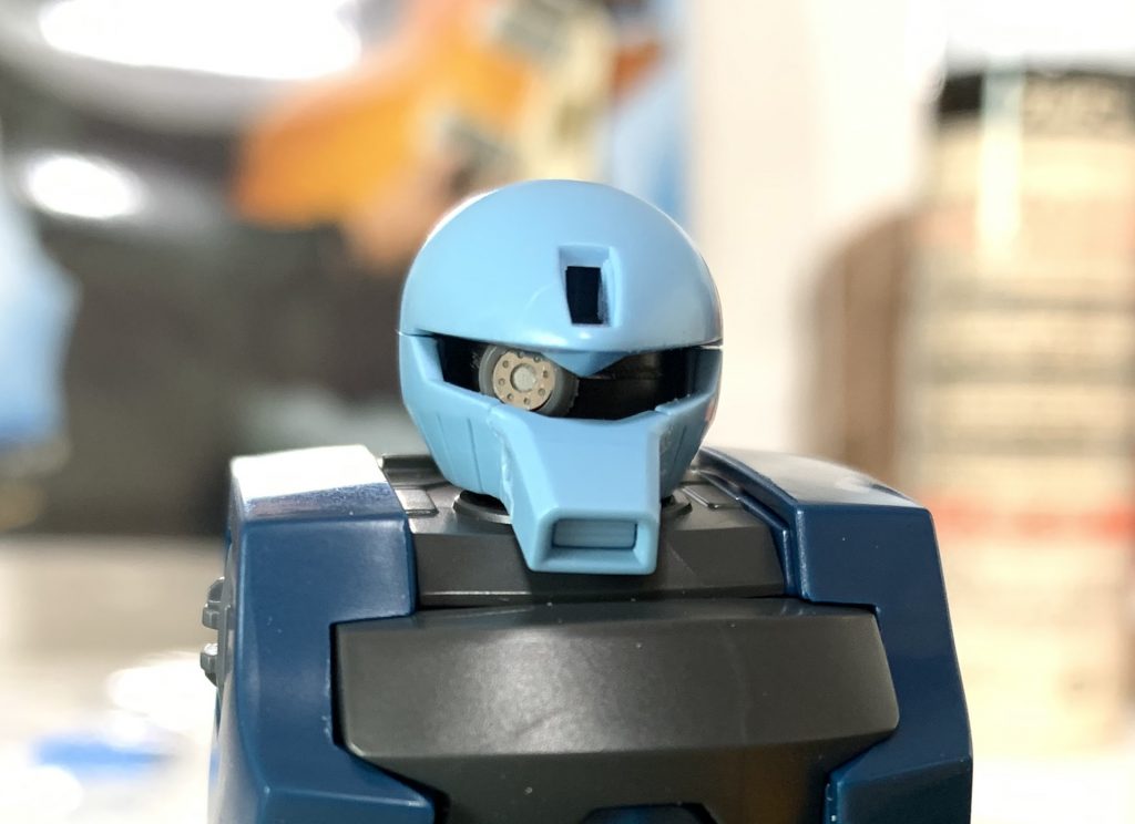 モノアイにも大活躍のモビルパイプ笑センサー部分はマグネットセッターのディテールがカッコ良かったので、上に赤いセロハンをクラフトボンドで貼りました。ブレードアンテナは折れないよう気を付けながら研ぎました。