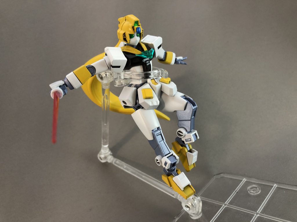 武装は背中に備えたビームサーベル二本のみ。
その名の通り妖精のように舞って刺す、ヒットアンドアウェイを繰り返します。