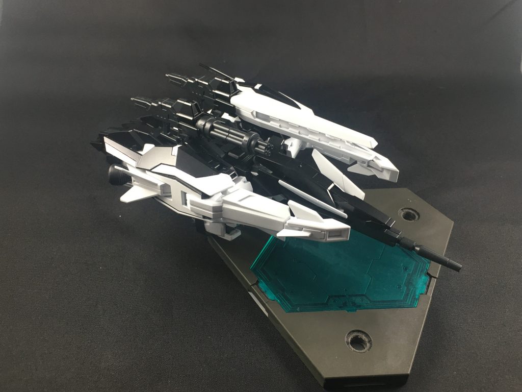 飛行形態です、前回と違い今回は背中の武器もマウントしたまま変形させてます!