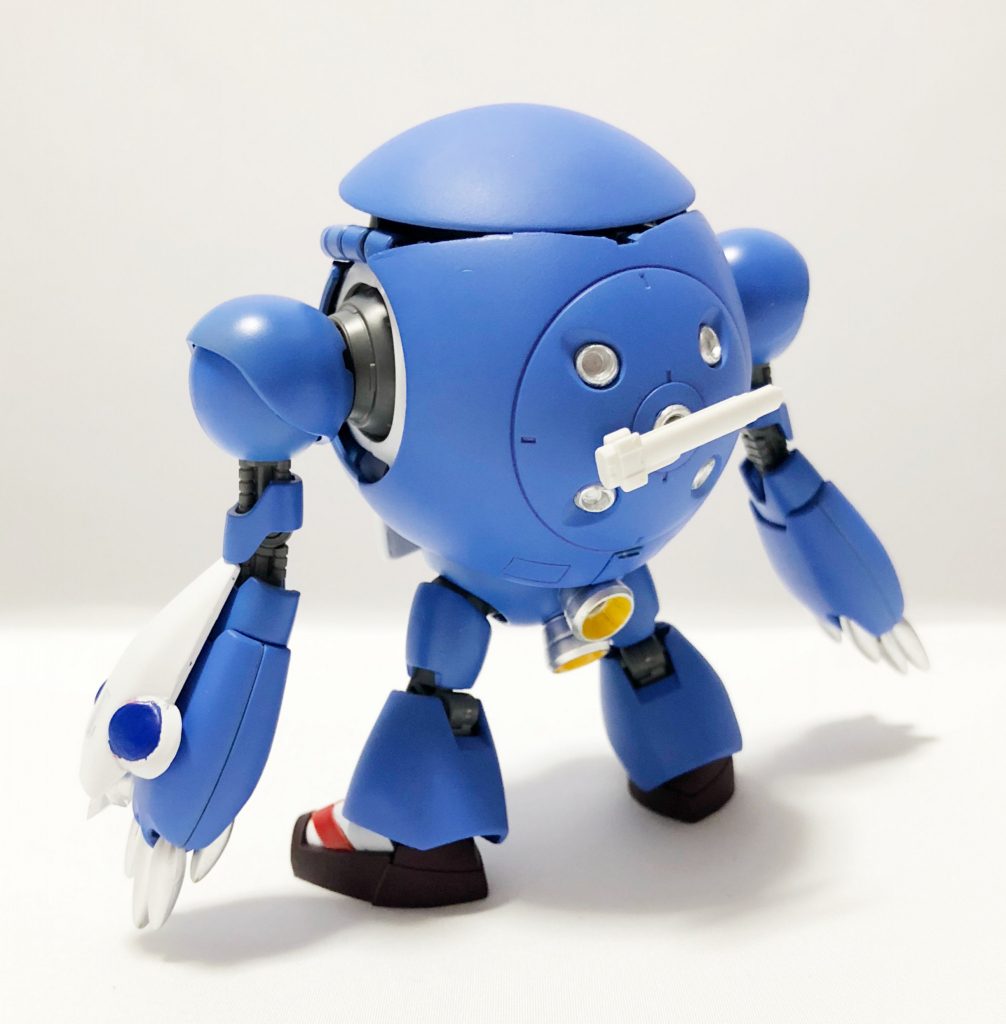 手持ち武器は背中と左腕に装備してます。