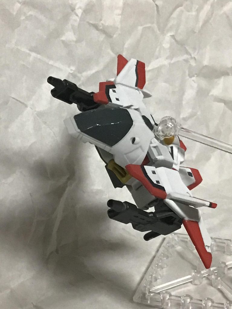 ファイターモード。グレー部分はシールをスプレーで塗ったのでディテールが分かりにくくなってしまいました。
該当部分に切り込み入れておけばよかったかも。